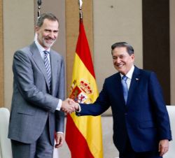 Su Majestad el Rey junto a Su Excelencia Laurentino Cortizo, Presidente electo de la República de Panamá, momentos previos al inicio del encuentro